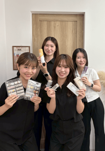 笑顔の女性スタッフの集合写真